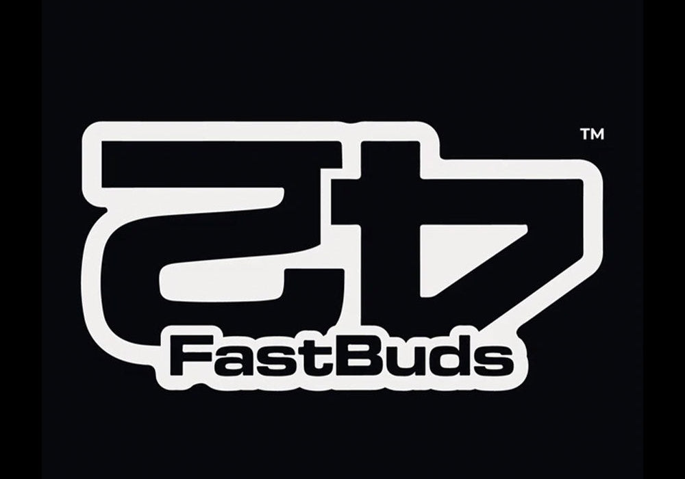 Schwarzer Hintergrund mit einer fetten, stilisierten weißen 47 über dem Wort FastBuds in schwarzem, weiß umrandetem Text. Das Logo hat ein modernes, urbanes Design.