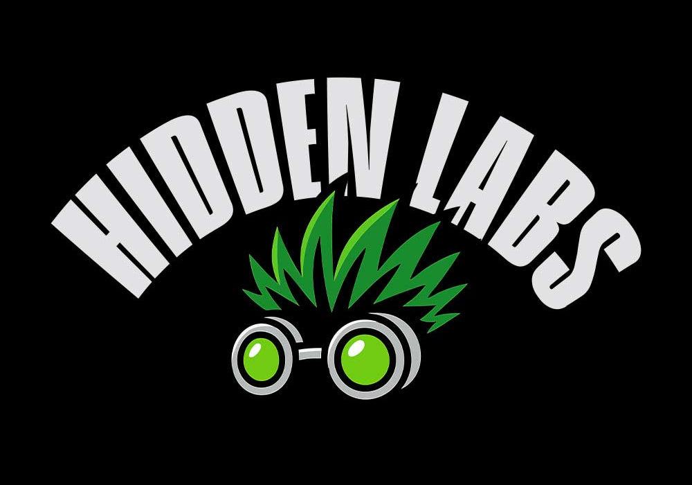 Logo mit dem Schriftzug HIDDEN LABS in fetten geschwungenen Buchstaben über stilisiertem grünem Gras und einer runden Brille mit grünen Gläsern, alles auf schwarzem Hintergrund.
