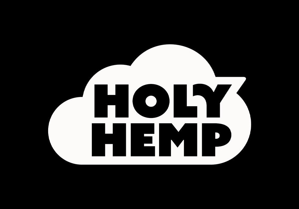 Eine weiße Wolke auf schwarzem Hintergrund mit fettgedruckter schwarzer Schrift, auf der HOLY HEMP steht.