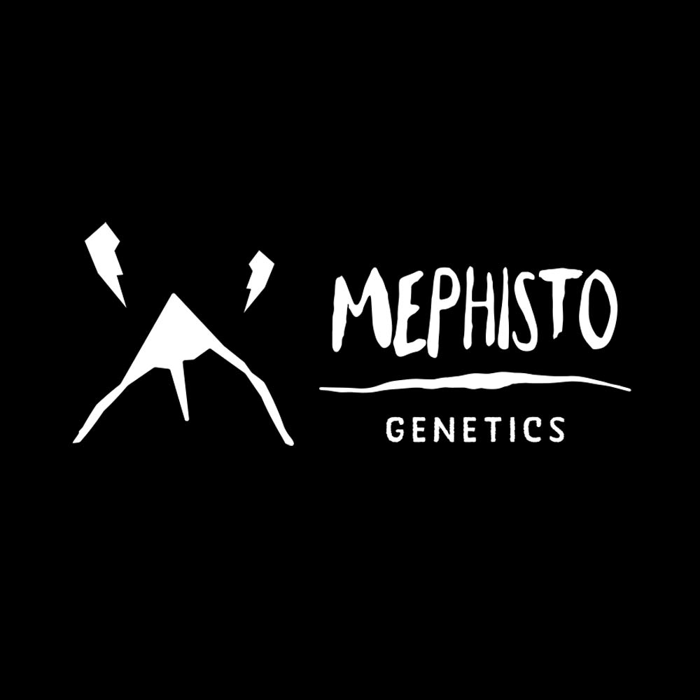 Weiße, bergähnliche Grafik mit zwei Blitzen daneben, daneben der fette, handgezeichnete Text MEPHISTO GENETICS auf schwarzem Hintergrund.