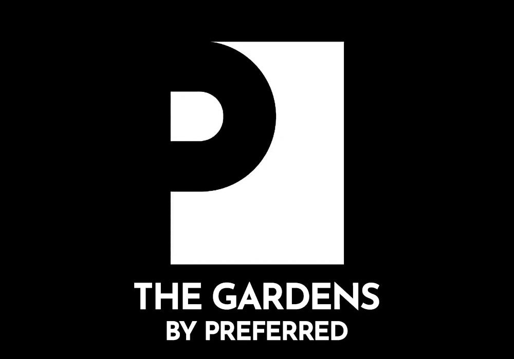Ein schwarzer Hintergrund mit einem fetten weißen geometrischen P und einem Quadrat, darüber die Worte THE GARDENS BY PREFERRED in Großbuchstaben.