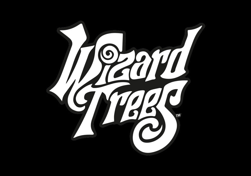 Weißer stilisierter Text mit der Aufschrift "Wizard Trees" (Zauberer-Bäume) in einer wirbelnden, skurrilen Schriftart, zentriert auf einem soliden schwarzen Hintergrund.