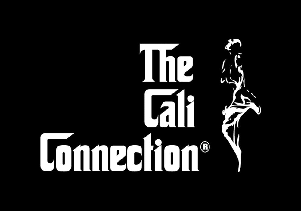 Weißer stilisierter Text mit der Aufschrift "The Cali Connection" auf schwarzem Hintergrund, mit einem abstrakten Umriss einer Person rechts vom Text.