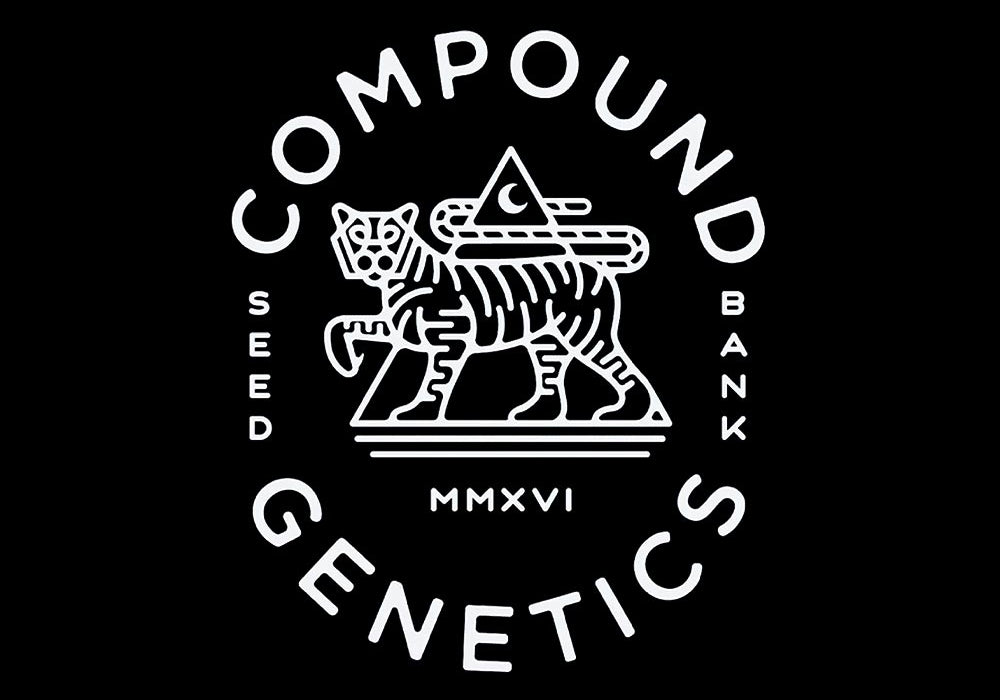 Weißes Strichgrafik-Logo eines Tigers mit einer Pyramide und einem Auge auf seinem Rücken, umgeben von dem Text Compound Genetics Seed Bank MMXVI auf schwarzem Hintergrund.