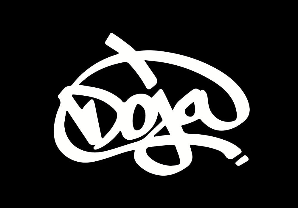 Weißer Text im Graffiti-Stil auf schwarzem Hintergrund buchstabiert Doja mit dynamischen, geschwungenen Linien und einer gebogenen Unterstreichung, die das Wort hervorhebt.
