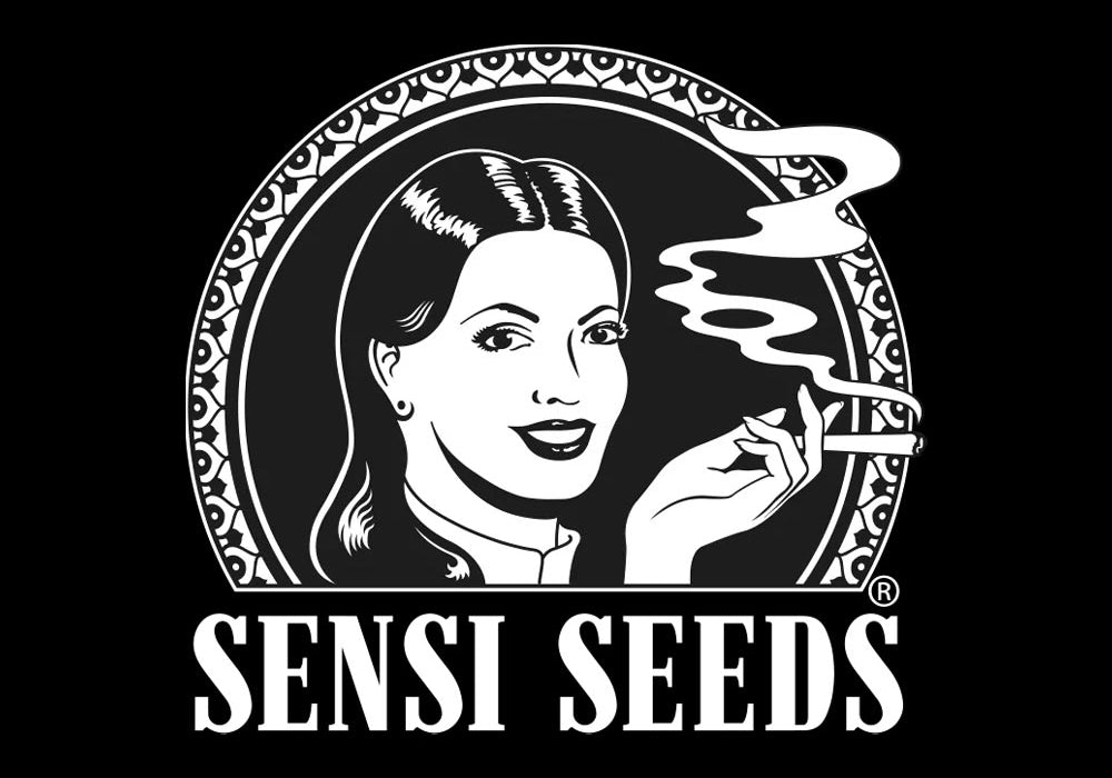 Schwarz-weißes Logo einer lächelnden Frau mit langen Haaren, die eine brennende Zigarette hält, umgeben von einem kreisförmigen dekorativen Rahmen, mit dem Text SENSI SEEDS darunter.