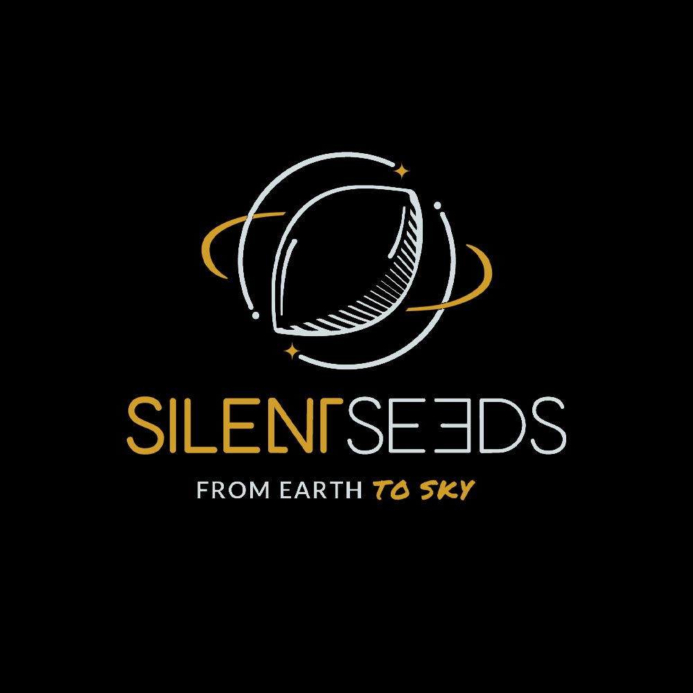 Logo für Silent Seeds mit einem stilisierten Samen mit kreisenden Linien, darunter der Text SILENT SEEDS und der Slogan FROM EARTH TO SKY auf schwarzem Hintergrund.