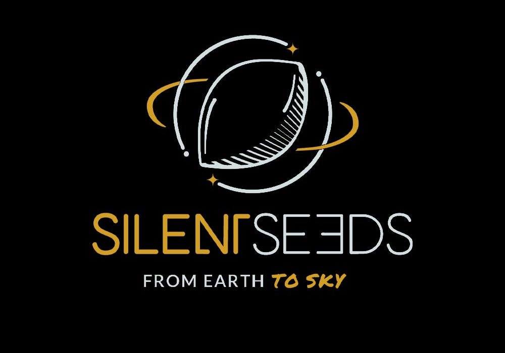 Ein stilisiertes Logo mit einem Samen mit kreisförmigen Ringen, darunter der Text SILENT SEEDS und der Slogan FROM EARTH TO SKY mit TO SKY in Gold hervorgehoben. Schwarzer Hintergrund.