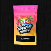 Leuchtende Nine Weeks Harvest Cold Press Packung mit Palmen, Bergen und Sonnenuntergang vor schwarzem Hintergrund