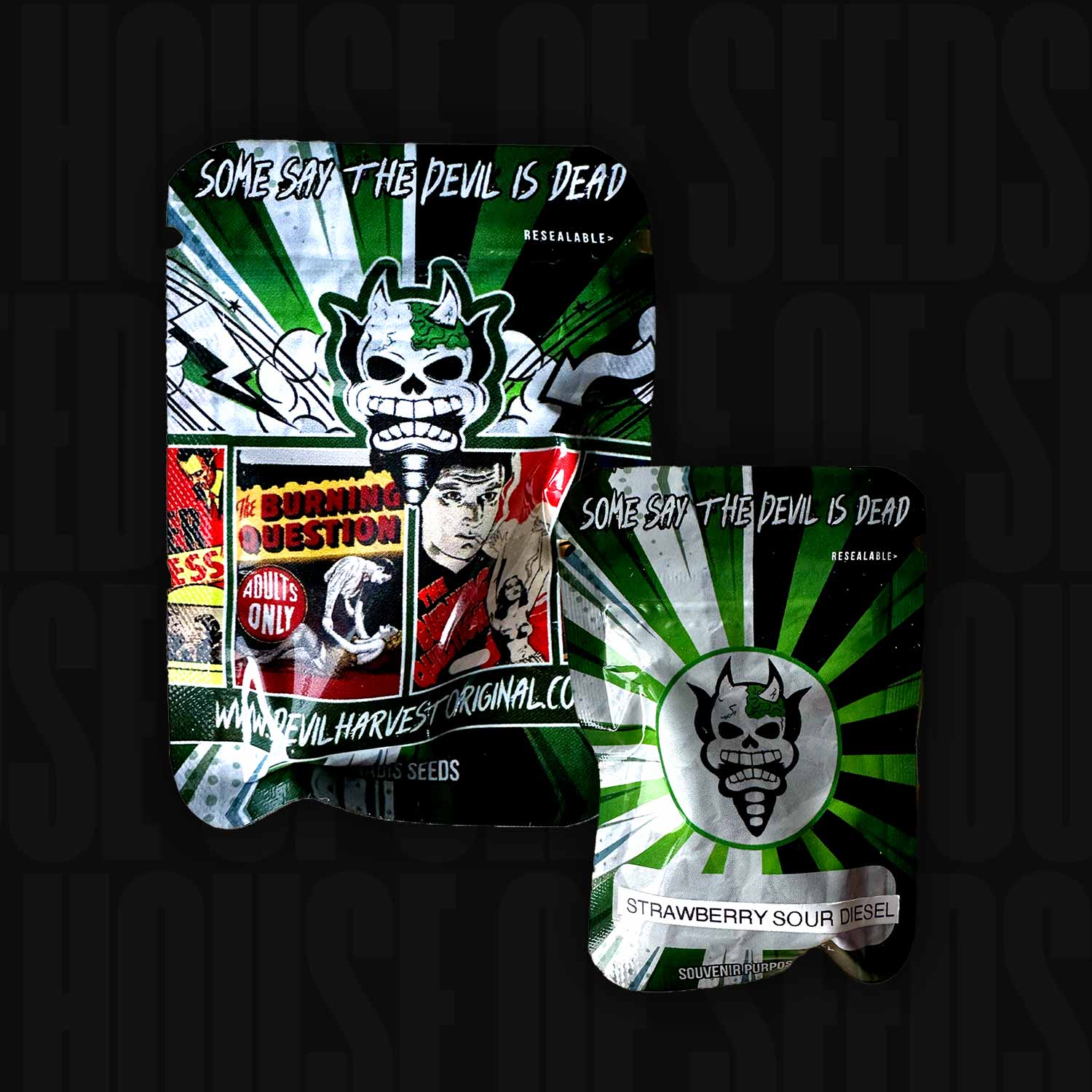 Zwei Devil’s Harvest Beutel mit Teufelsgesicht-Logo, einer Comic-Stil, einer mit Aufschrift Strawberry Sour Diesel