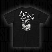 Doja T-Shirt Butterfly White von Doja: schwarzes T-Shirt mit weißen Schmetterlingen, die aus einer geometrischen Form auf dem Rücken fliegen.
