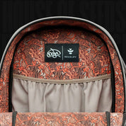 Nahaufnahme des Innenraums des Doja-Rucksacks (geruchsdicht) mit Blumenmuster und Doja-Markenetikett.