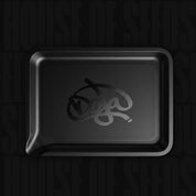 Das Doja-Drehblech ist in der Mitte mit einem stilisierten schwarzen Doja-Logo verziert, das sich vor einem dunklen Hintergrund abhebt.