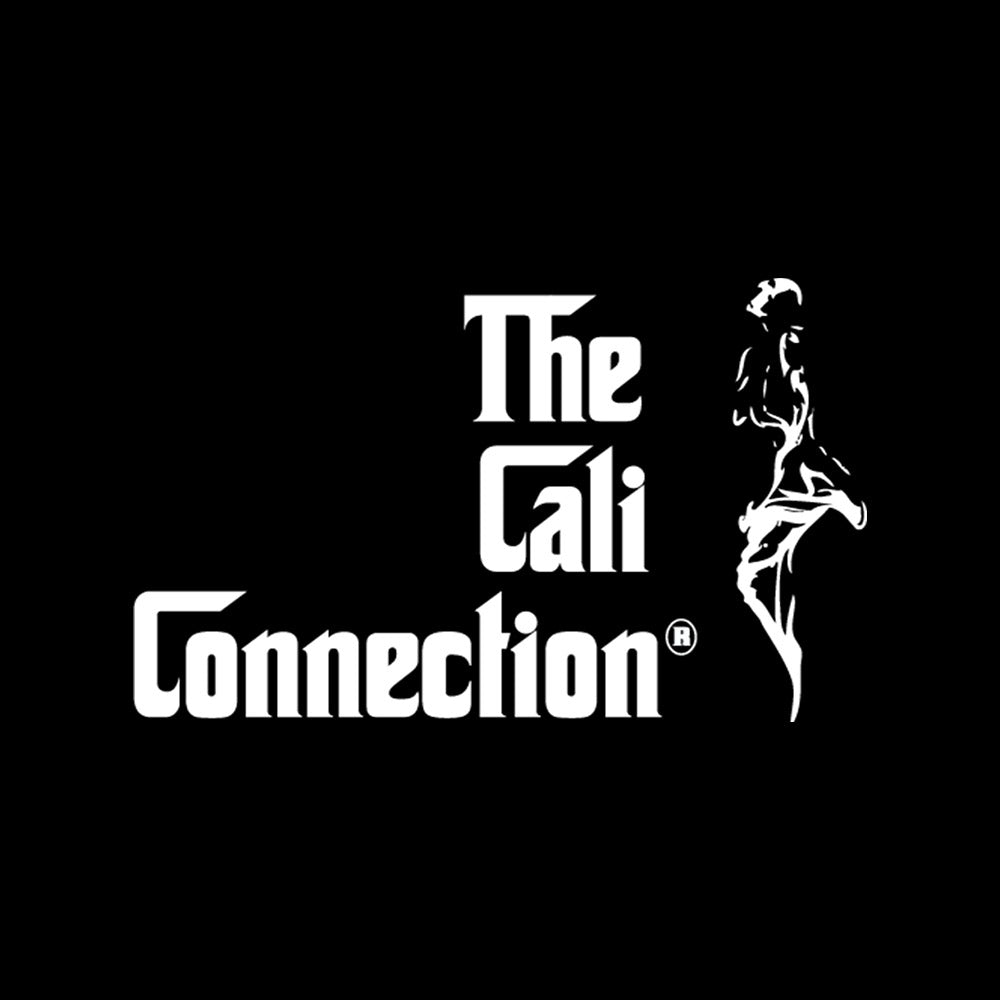 Das Logo der Marke Cali Connection. Text: The Cali Connection. Weiße Schrift auf schwarzem Hintergrund. Rechts daneben sieht man eine Gestalt, wahrscheinlich eine Frau